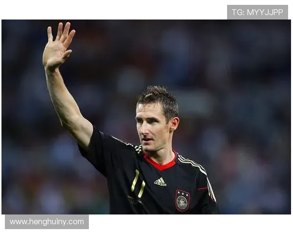 足球巨星化身老年人演绎经典音乐瞬间引发热议与欢笑